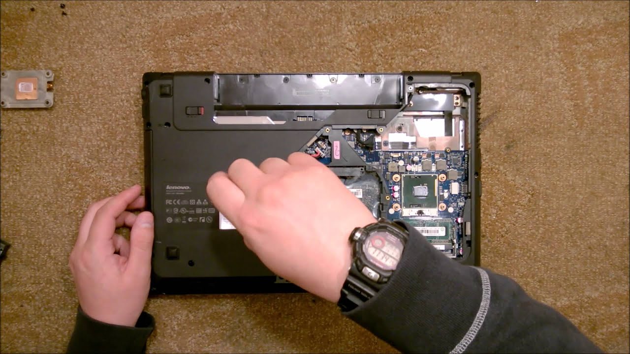 Мастер ремонтирует ноутбук Lenovo G570